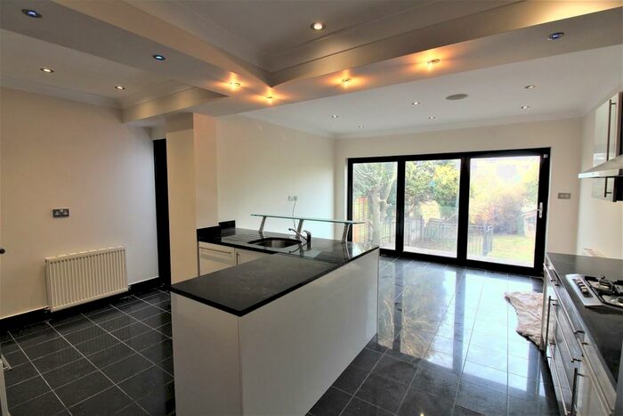 5 Bedroom Semi-Detached House To Rent In Wynchgate, Southgate, N14