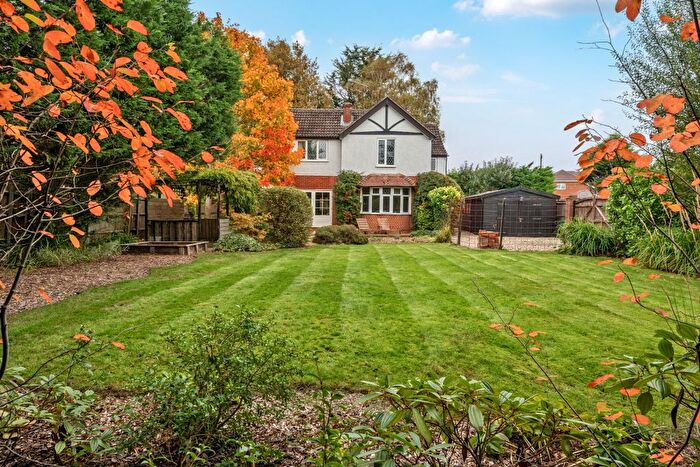 4 Bedroom Detached House For Sale In West End, Woking, GU24