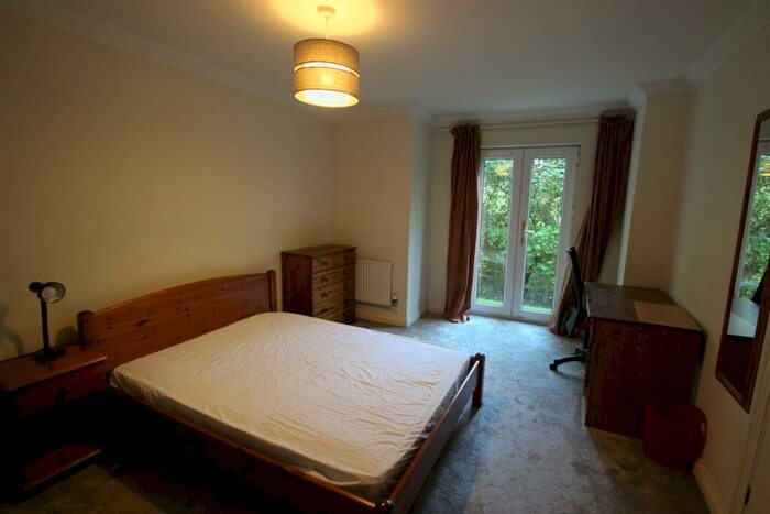 3 Bedroom Flat To Rent In Venneit Close, OX1