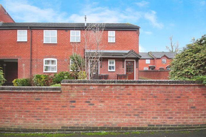 2 Bedroom Maisonette For Sale In Yew Tree Court, Leamington Spa, CV31