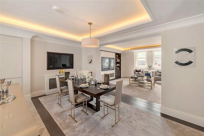 3 Bedroom Flat To Rent In Cadogan Square, Knightsbridge, London, SW1X