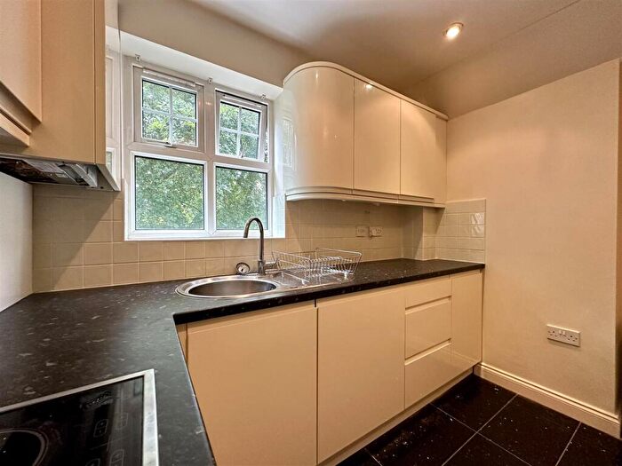 2 Bedroom Apartment To Rent In Brooklands Road, Sale, M33