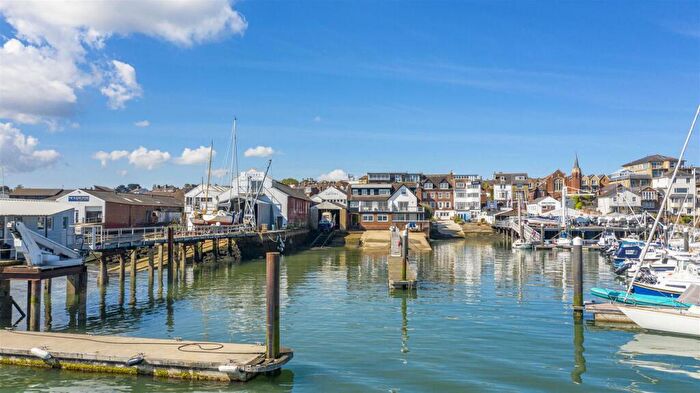 2 Bedroom Apartment For Sale In Waterfront Apartment - Tides Reach, Cowes, PO31