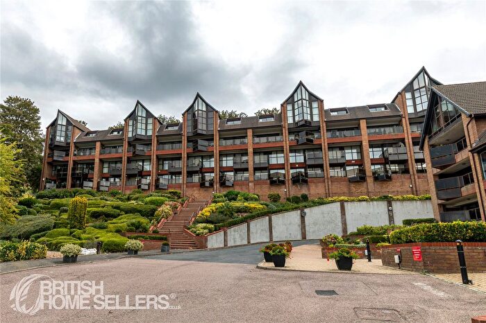 3 Bedroom Flat For Sale In Sealand Court, Esplanade, Rochester, Kent, ME1