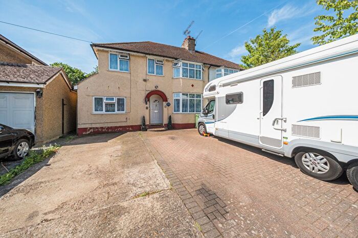 3 Bedroom Semi-Detached House For Sale In St. Annes Road, St. Albans, AL2