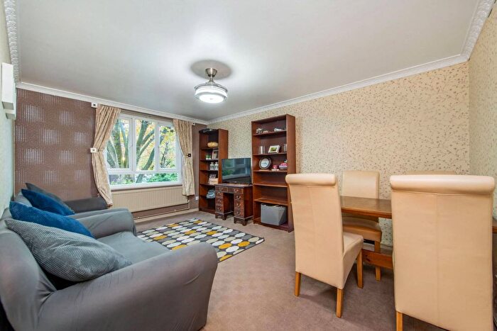2 Bedroom Flat To Rent In Campbell Road, Mile End, London, E3