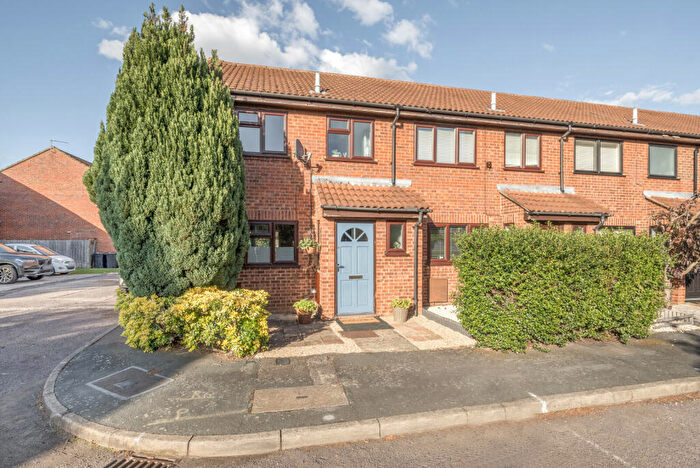 3 Bedroom End Of Terrace House For Sale In Chuters Close, Byfleet, KT14