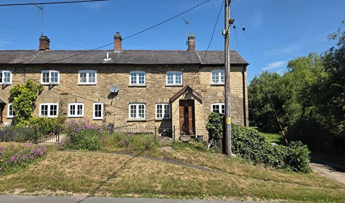 3 Bedroom Semi-Detached House For Sale In Fulwell Road, Westbury, NN13