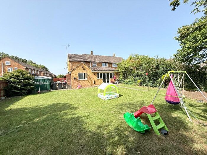 5 Bedroom Semi-Detached House For Sale In Dewsbury Road, Luton, LU3