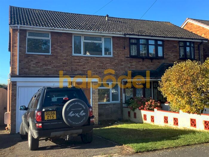 3 Bedroom Semi-Detached House To Rent In Leamington Close, WS11