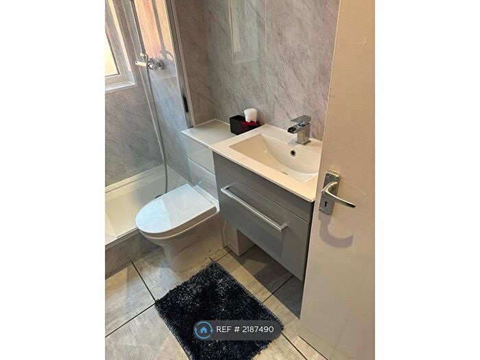 Studio To Rent In Circular Road, Manchester, M25