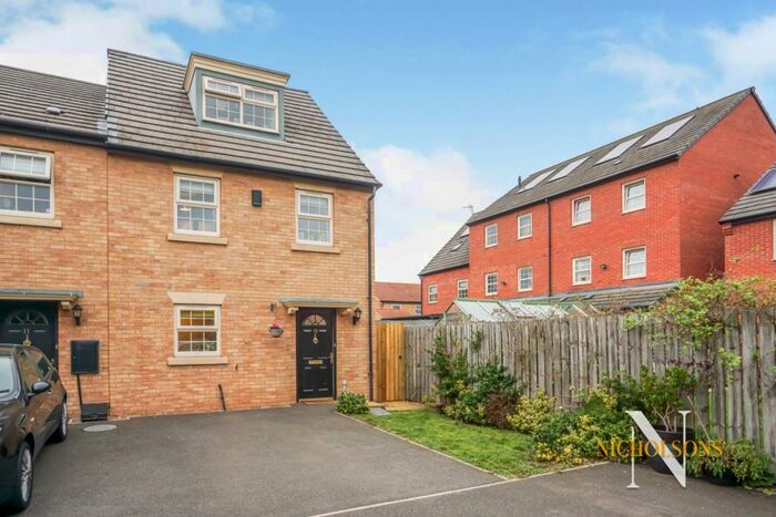 3 Bedroom Town House To Rent In Chelmsford Mews, Retford, Nottinghamshire, DN22