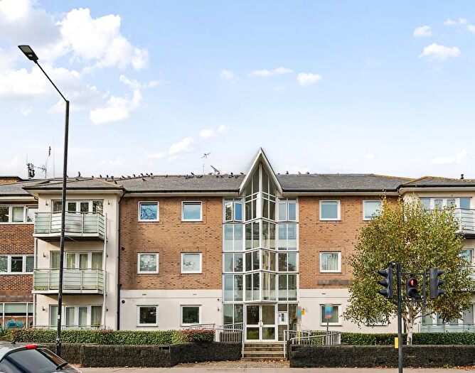 3 Bedroom Flat To Rent In Ballards Lane, Finchley, N3