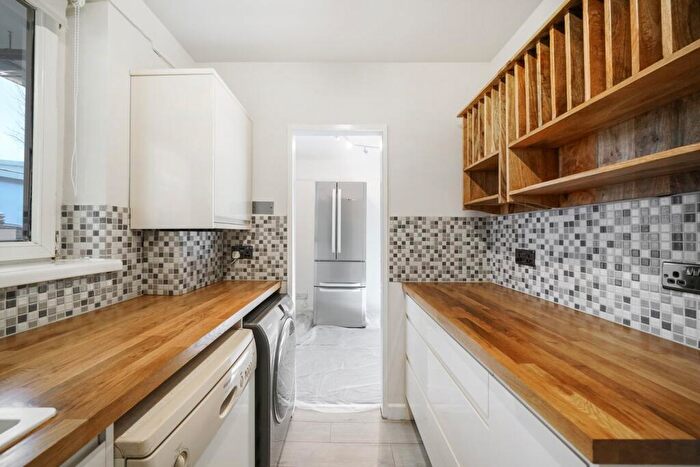 2 Bedroom Flat For Sale In Giffin Street, London, SE8