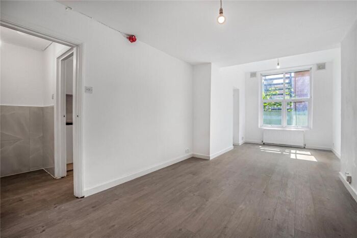 Flat To Rent In High Street, London, SE25