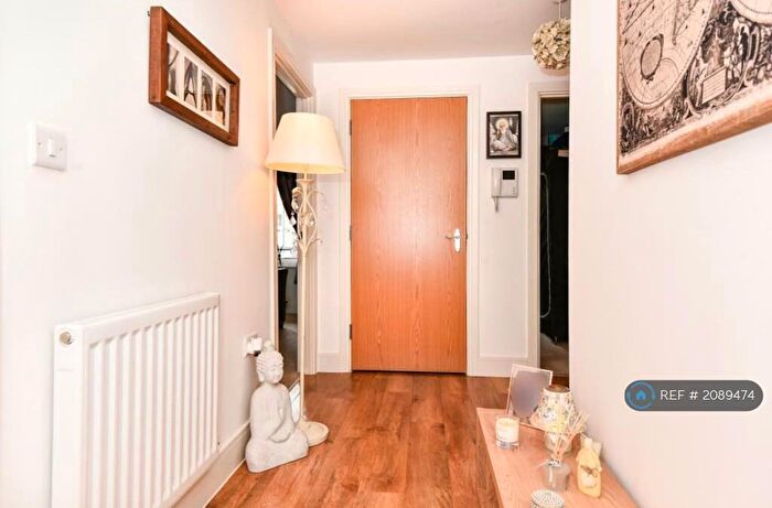 2 Bedroom Flat To Rent In Kingsquarter, Maidenhead, SL6