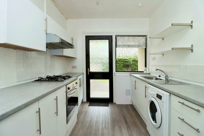 2 Bedroom Flat To Rent In Beveridge Street, Dunfermline, Fife, KY11