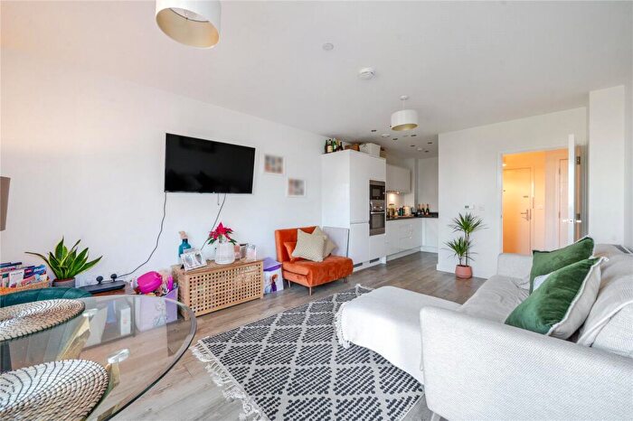 1 Bedroom Apartment For Sale In Lakeside Drive, Park Royal, NW10