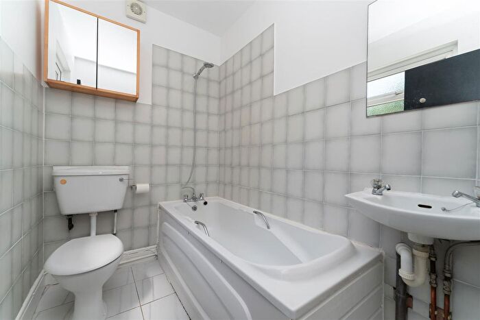 1 Bedroom Flat For Sale In Oaklands Road, London, W7