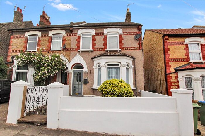 3 Bedroom Semi Detached House For Sale In Chestnut Rise, London, SE18
