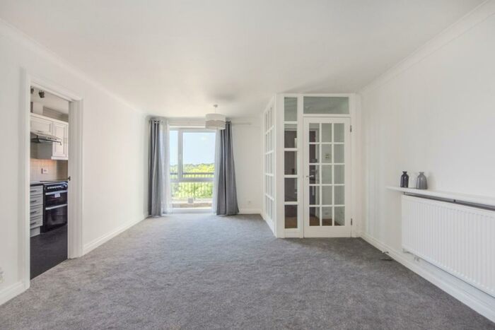 2 Bedroom Apartment To Rent In High Road Whetstone, N20