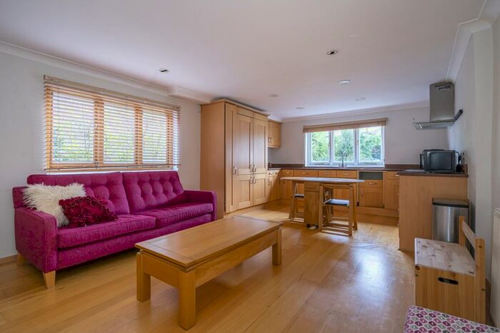 2 Bedroom Flat To Rent In Cromwell Avenue London, N6