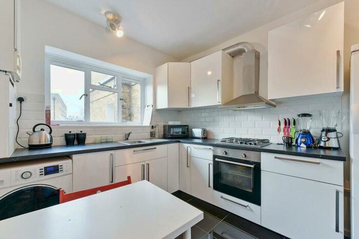 3 Bedroom Flat To Rent In Kerbey Street, London, E14