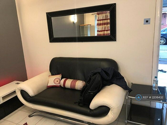 3 Bedroom Semi-Detached House To Rent In Pinner View, Harrow, HA1