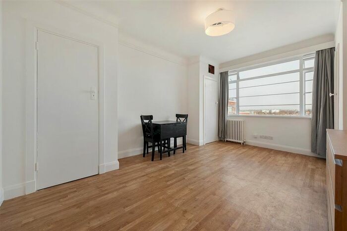Studio To Rent In Balham High Road, London, SW17