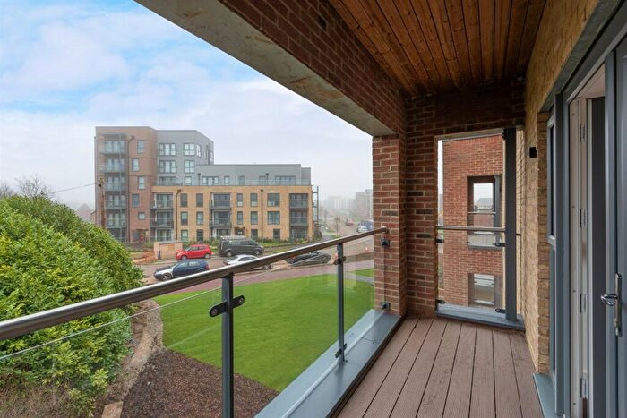 2 Bedroom Flat To Rent In Bedroom Property In Atlas Way, Milton Keynes, MK10