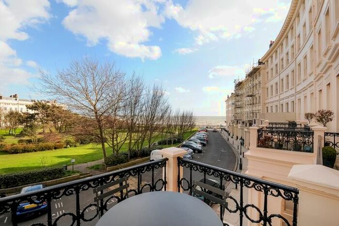 2 Bedroom Flat To Rent In Adelaide Crescent, Hove, BN3