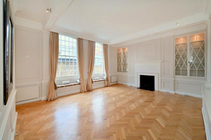 2 Bedroom Flat To Rent In Cadogan Square, Knightsbridge, SW1X