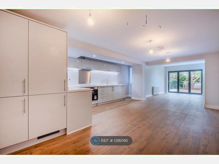 2 Bedroom Flat To Rent In Herbert Road, London SE18