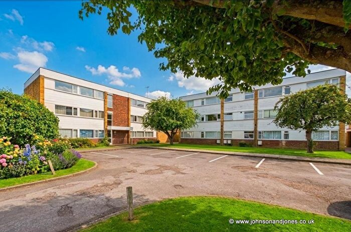 2 Bedroom Flat For Sale In Hazelbank Road, Chertsey, KT16