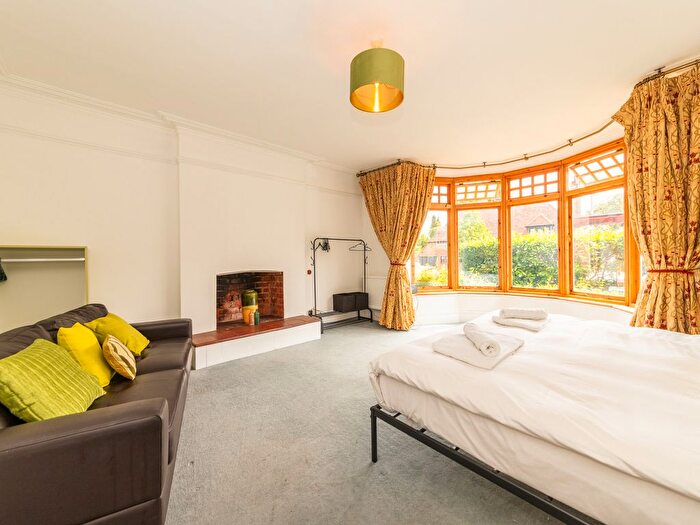 2 Bedroom Flat To Rent In Church Road, Reading, RG4