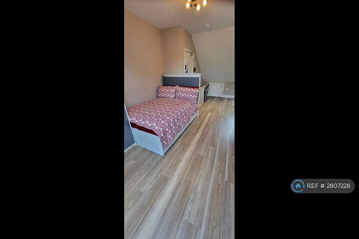 Studio To Rent In Redwood Drive, Epsom, KT19