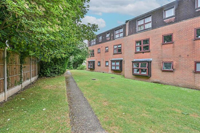 2 Bedroom Flat For Sale In Gresham Court, Brentwood, CM14