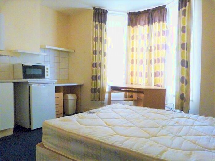 Studio To Rent In Robinson Road, Colliers Wood, London, SW17