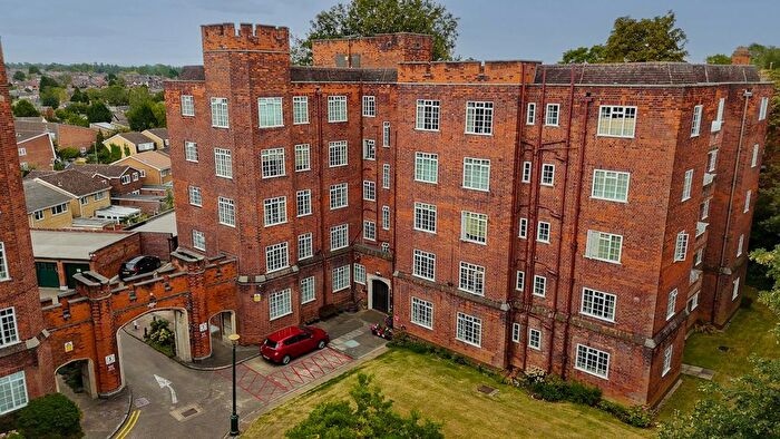 2 Bedroom Flat For Sale In Stoneygate Court, Leicester, LE2