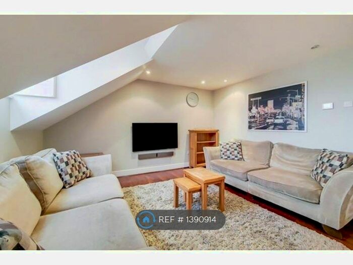 3 Bedroom Flat To Rent In Larkhall Lane, London, SW4