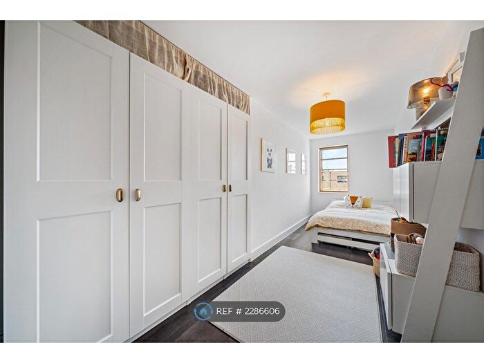 3 Bedroom Flat To Rent In Mildmay Avenue, London, N1