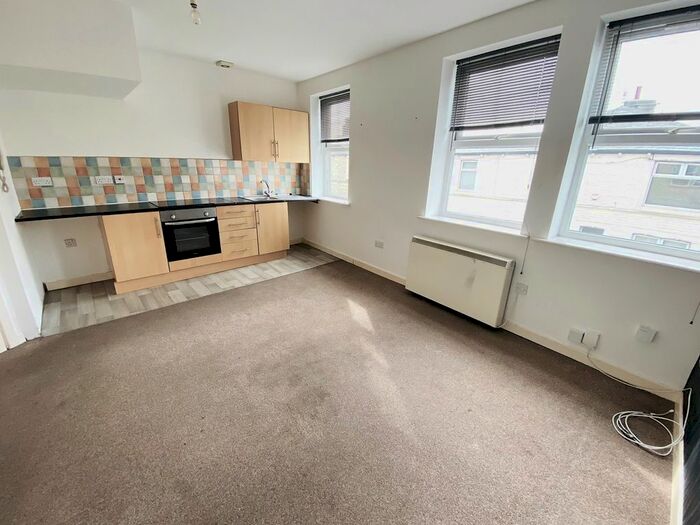2 Bedroom Flat To Rent In Lyndhurst Road, Burnley, BB10