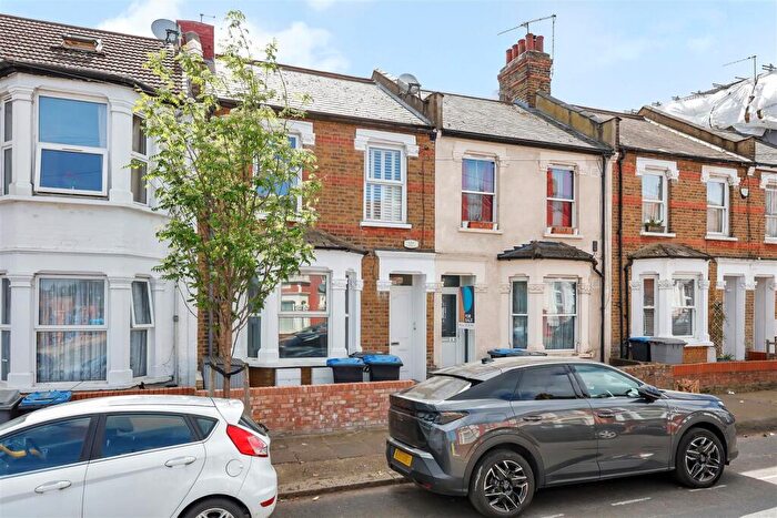 2 Bedroom Flat For Sale In Leopold Road, London, NW10