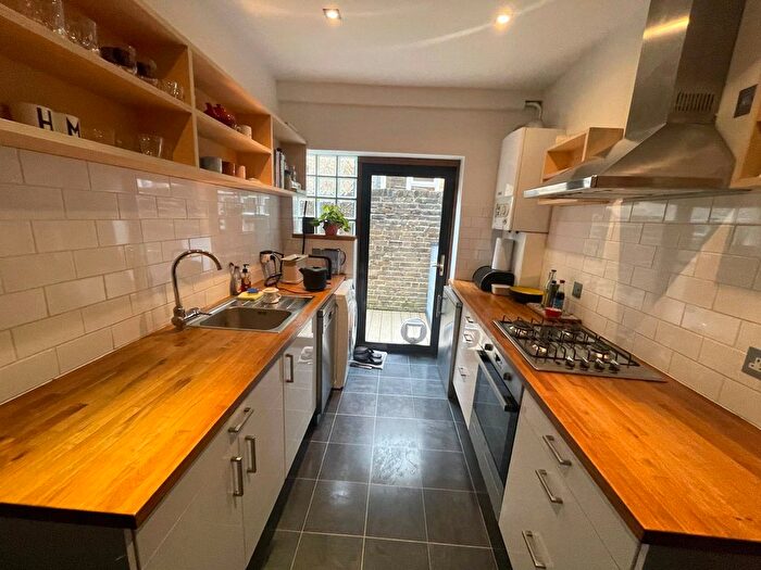 2 Bedroom Flat To Rent In Bathurst Gardens, Kensal Green, London, NW10