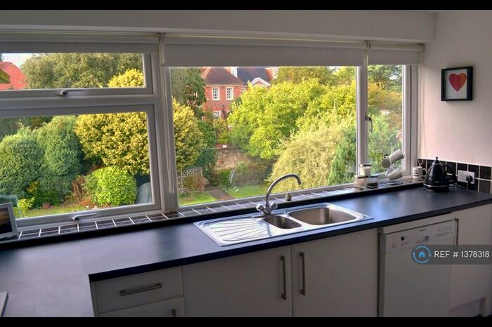 2 Bedroom Maisonette To Rent In Doods Place, Reigate, RH2