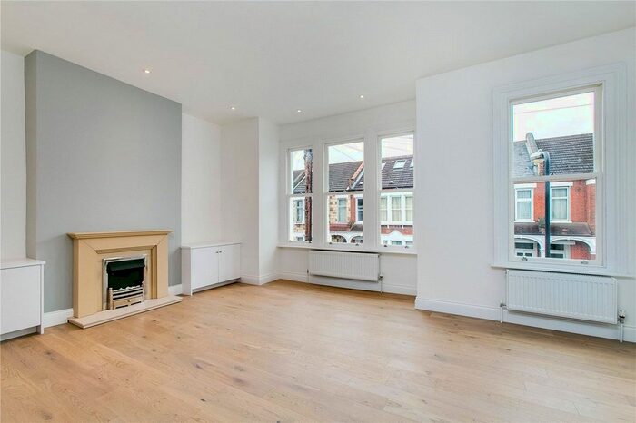 3 Bedroom Flat To Rent In Hazelbourne Road, London SW12