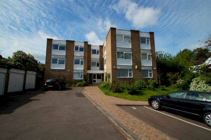 3 Bedroom Apartment To Rent In Close To The High Street, Three Double Bedrooms With Garage, HP4