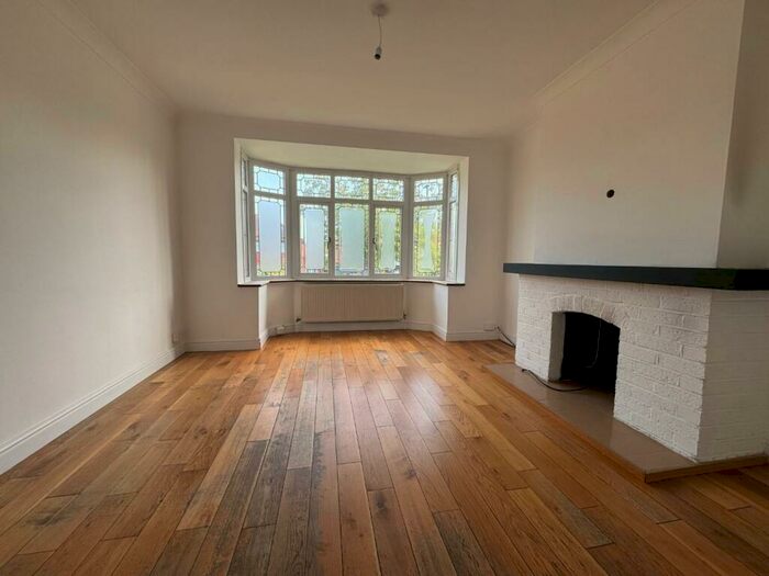 3 Bedroom Semi-Detached House To Rent In Trentwood Side, Enfield, EN2