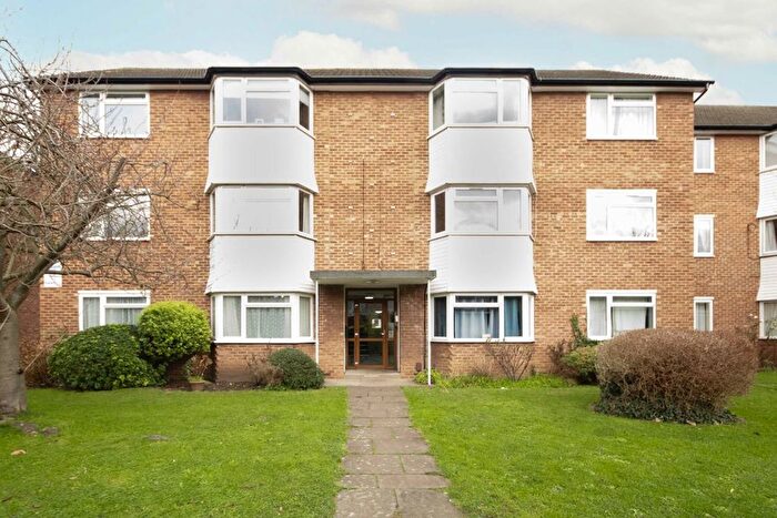 2 Bedroom Flat To Rent In Kingswood Close, Surbiton, KT6
