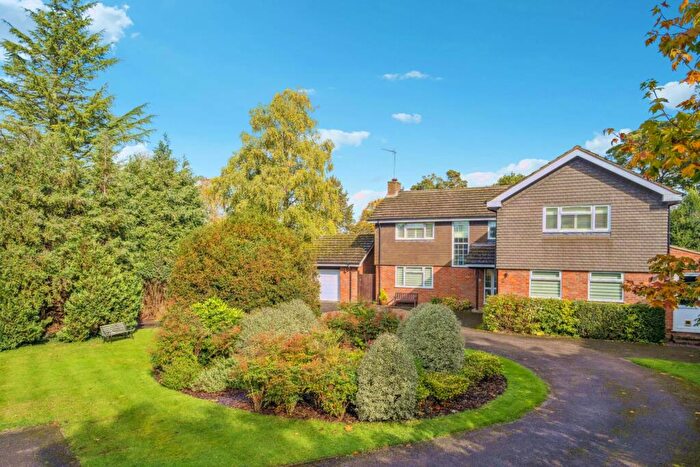 5 Bedroom Detached House For Sale In Garden Close, Halton - Private Road, HP22